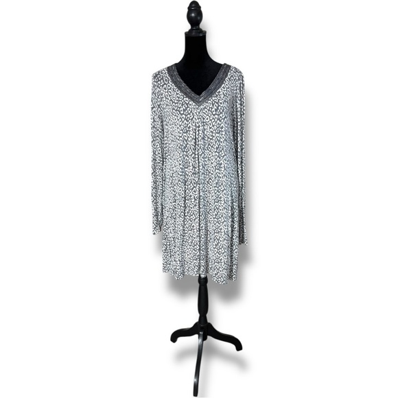 Apt. 9 Gray and White Leopard Print V-Neck Long Sleeve Loose Fit Mini Dress - Picture 3 of 14